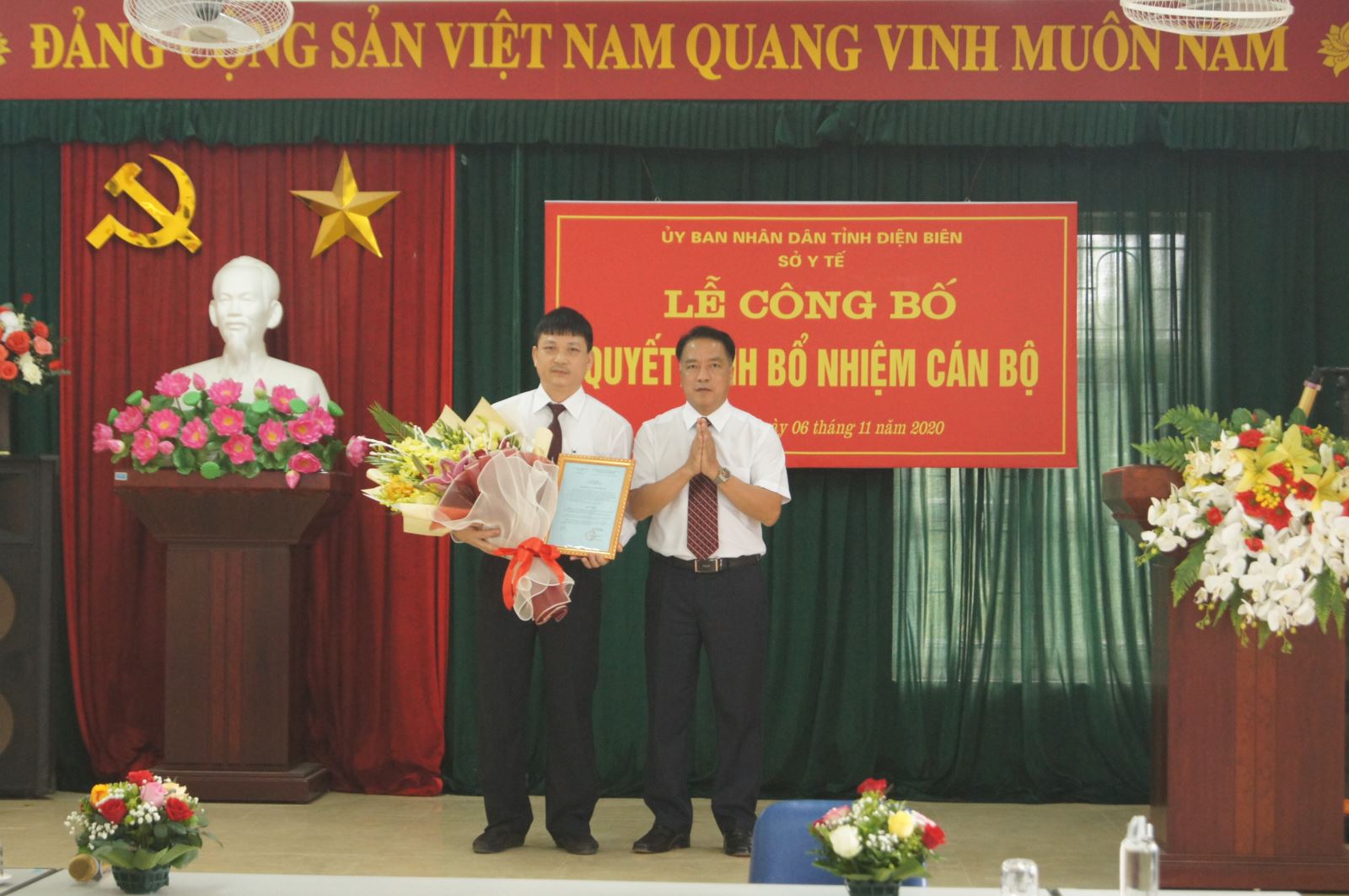 Đồng chí Phạm Giang Nam, Phó Giám đốc Sở Y tế trao Quyết định bổ nhiệm Giám đốc Bệnh viện Phổi tỉnh Điện Biên
